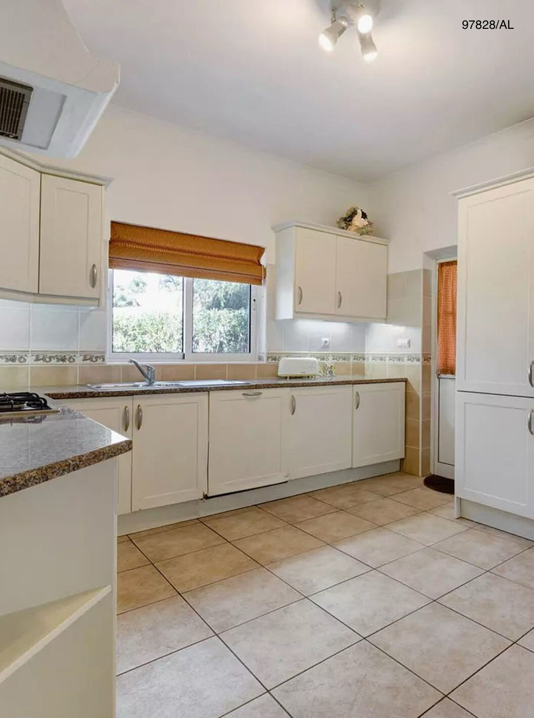 La villa Pestana Carvoeiro Golf V3 Estándar tiene una cocina equipada con gabinetes blancos y electrodomésticos