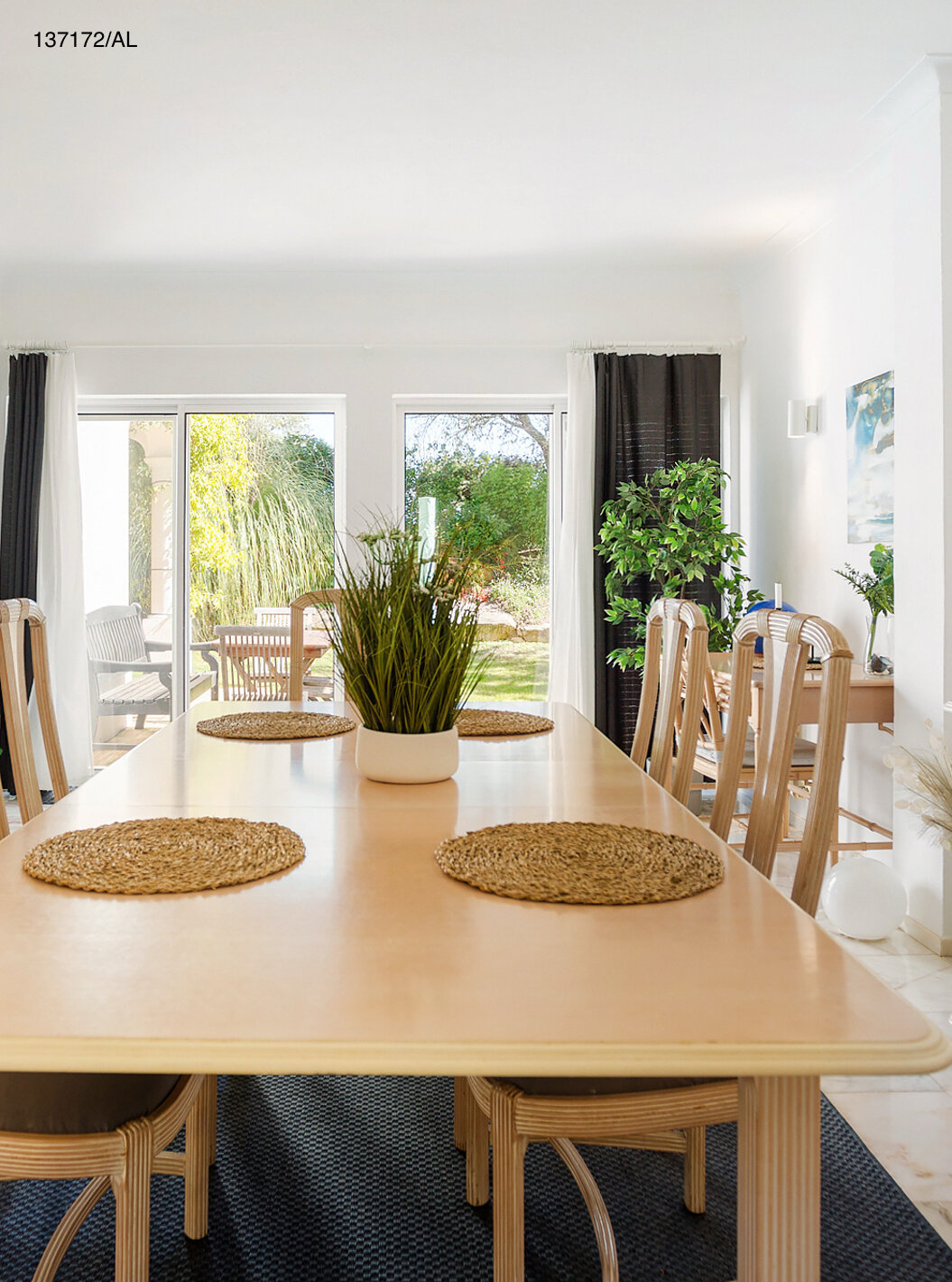 La villa Pestana Carvoeiro Golf V3 Estándar tiene un comedor con una mesa de madera larga y sillas