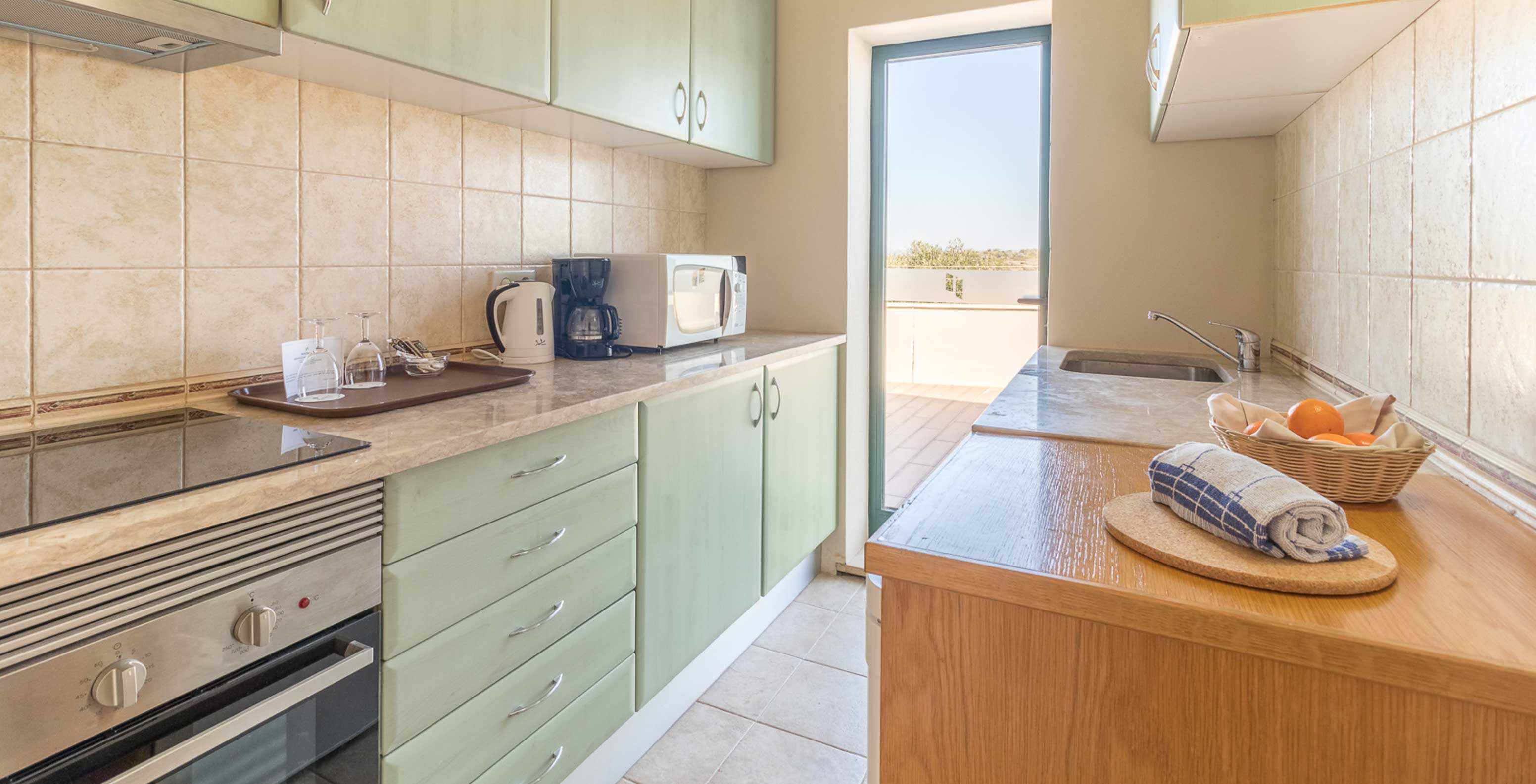 El estudio en Pestana Gramacho Residences tiene cocina moderna con electrodomésticos y acceso al balcón