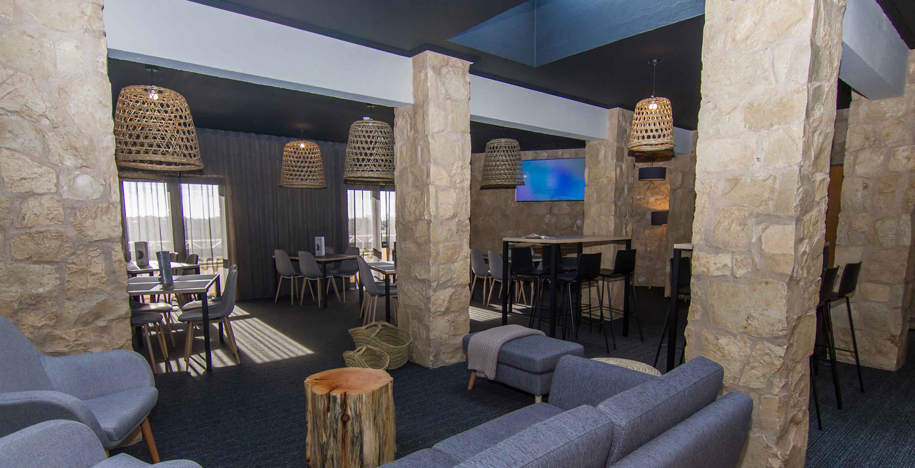 El Restaurante Fairway, del Hotel 4 Estrellas para Familias en Algarve, tiene un espacio con lámparas, mesas y sillas