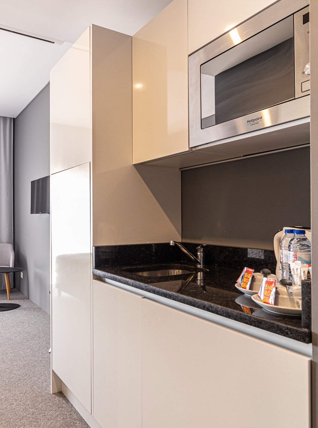 Habitación Clásica en Pestana Gramacho con cocina, microondas, hervidor y armarios