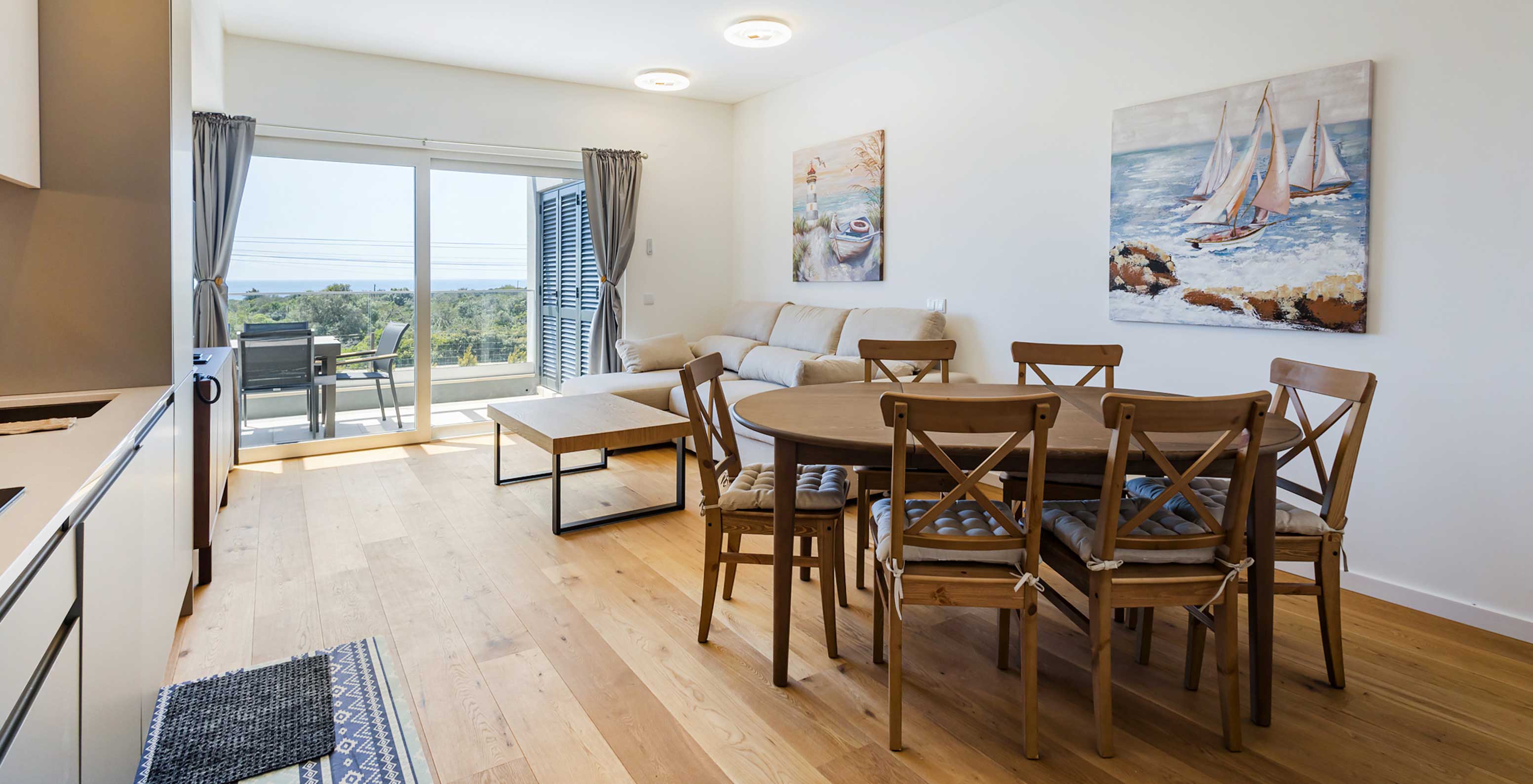 Apartamento en Pestana Valley Nature Village con una mesa de comedor, un sofá y vistas