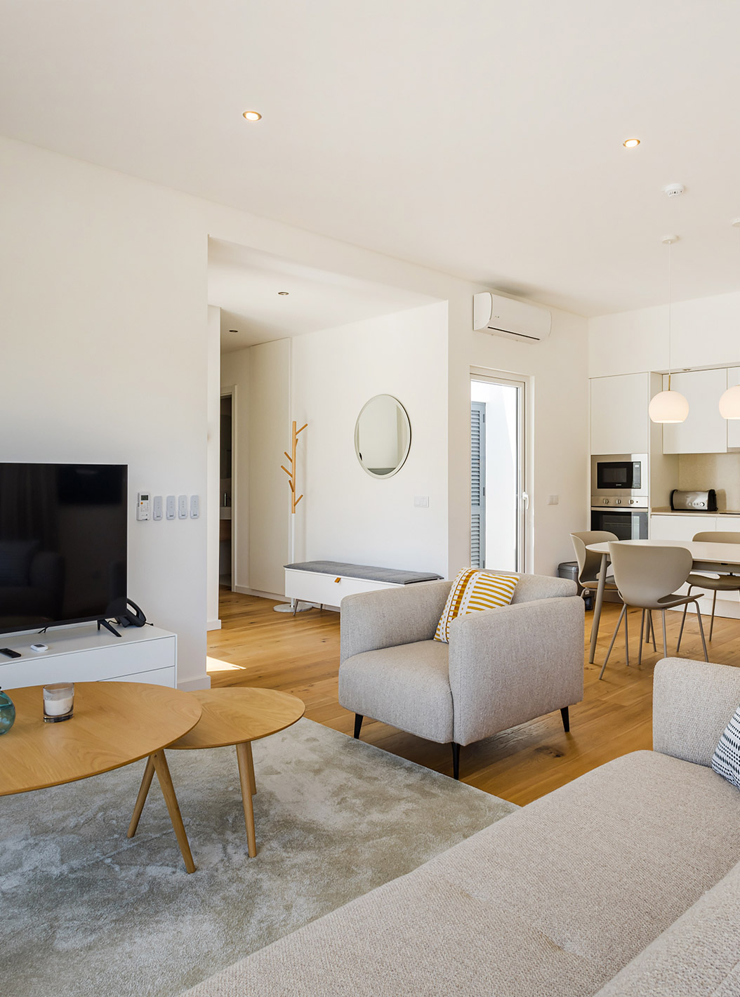 Villa Premium 3 dormitorios - 6 adultos en Pestana Valley Nature Village tiene una mesa de comedor, un sofá y un televisor