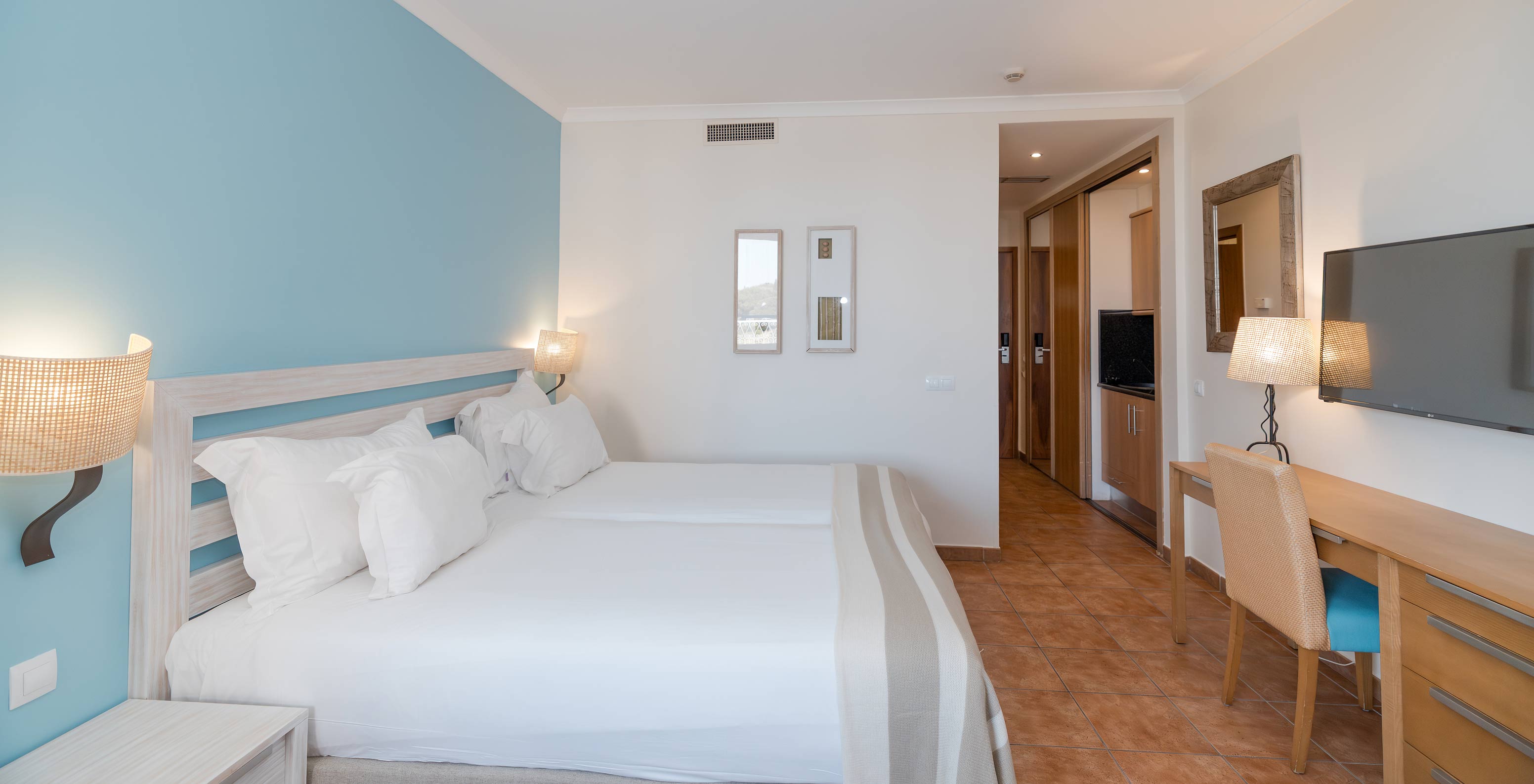 El Deluxe Vista Jardín del Pestana Viking tiene dos camas, mesa de noche, escritorio y televisión