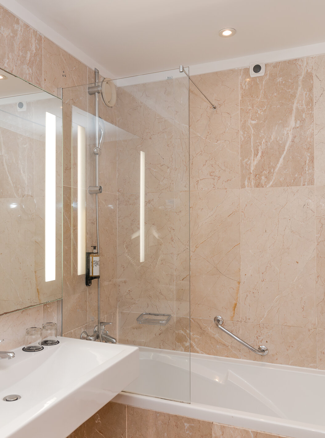 La suite con vistas al mar del Pestana Viking cuenta con un cuarto de baño con lavabo, espejo y bañera con ducha.