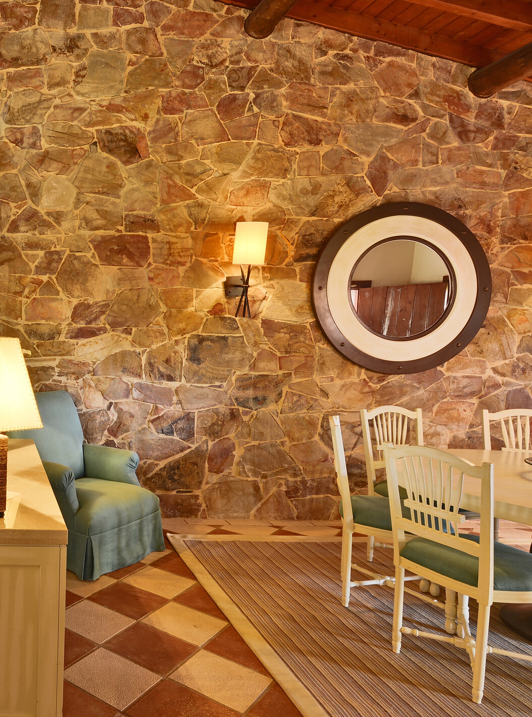 La Suite Vista Jardín Vila Sol del Pestana Vila Sol - Vilamoura tiene una sala con un sofá, chimenea y mesa para comer