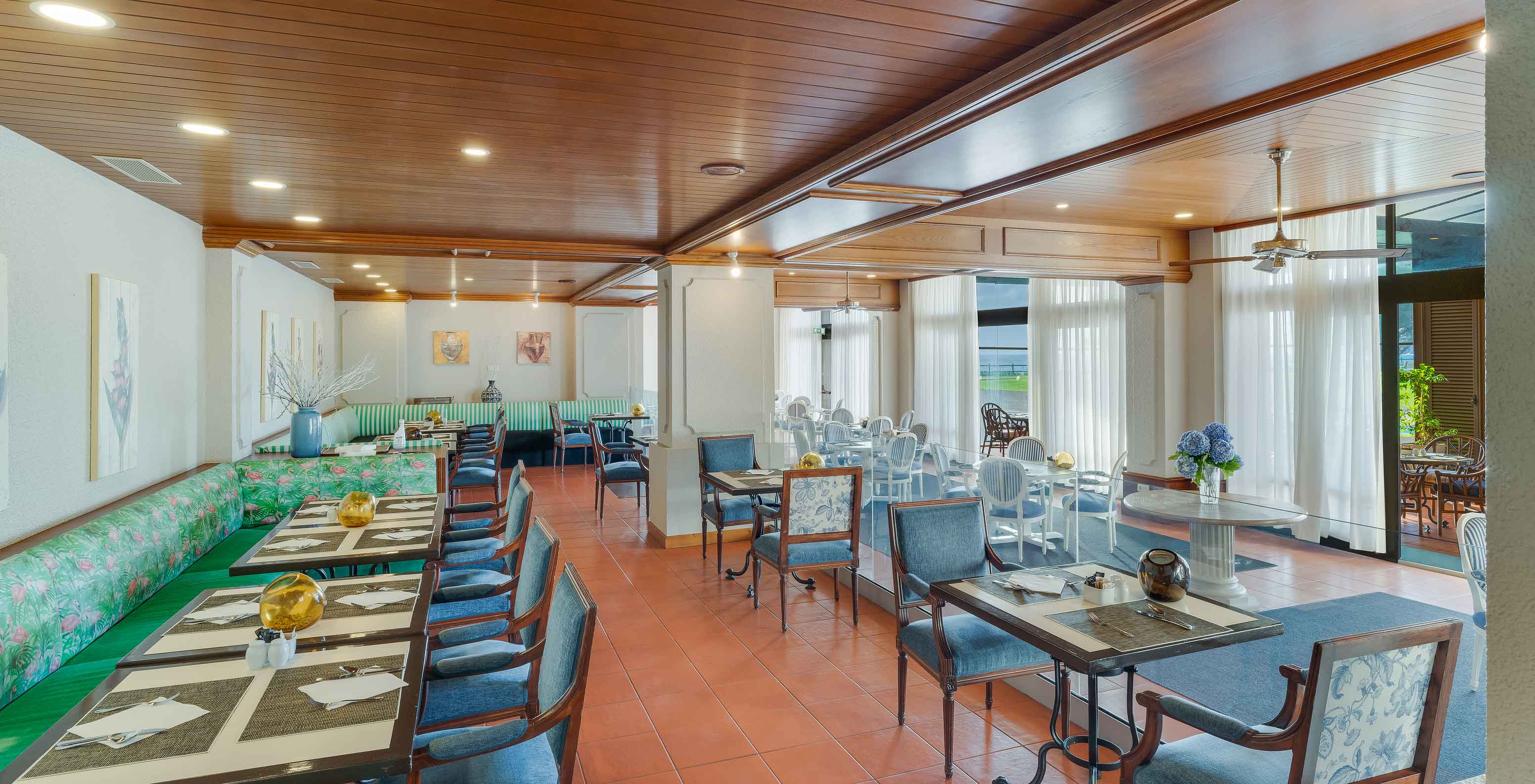 Interior del restaurante Lugar da Praia en Pestana Bahia Praia con mesas puestas, sillas y decoración moderna