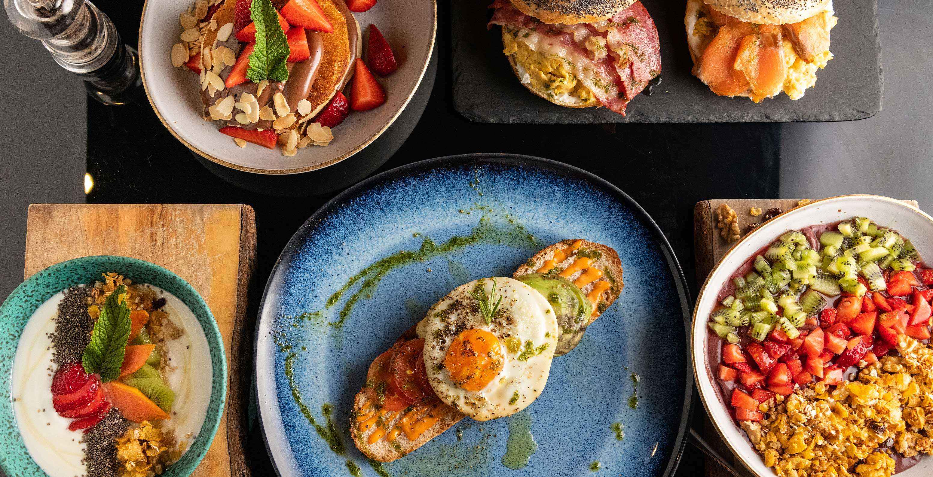 En el restaurante Corner, del Hotel en el Centro de Lisboa, puedes optar por brunch, comiendo tostadas, pancakes o yogur