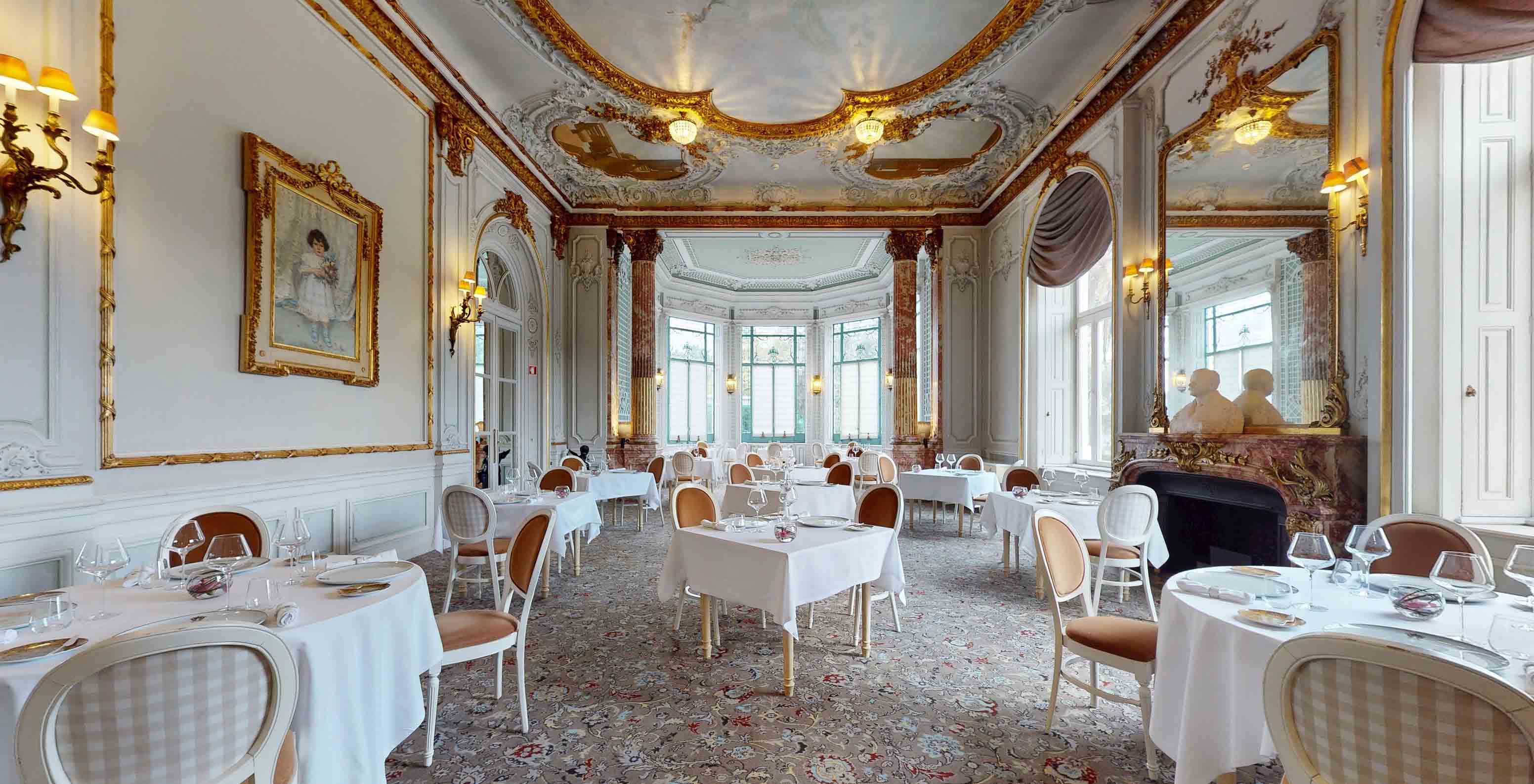 El Restaurante Valle Flôr, del hotel 5 estrellas, Monumento Nacional, tiene una sala elegante con mesas redondas y sillas