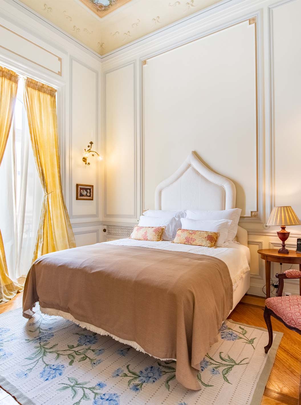 La Suite D. Amélia del Pestana Palace Lisboa tiene una cama matrimonial, mesa de noche, una silla, alfombra y ventana
