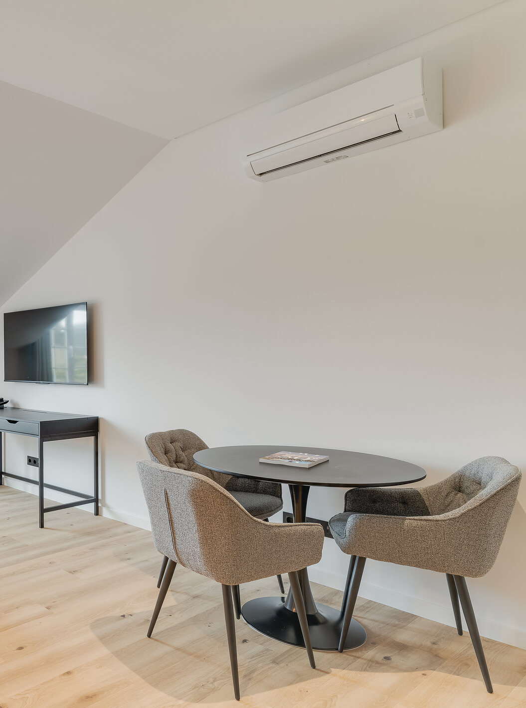 El Familiar - Clubhouse del Pestana Sintra Golf tiene dos camas, mesa con sillas, televisión, aire acondicionado y ventana