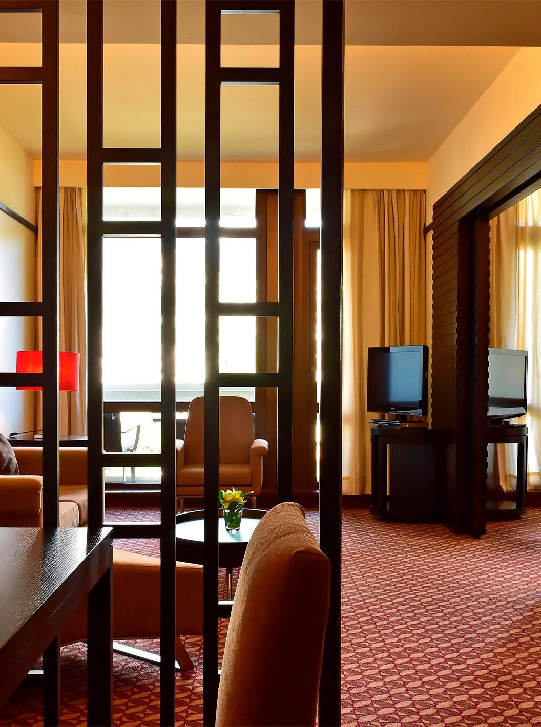 La Suite Vista Lateral Mar del Pestana Casino Park tiene zona de estar con sofá, chaise longue y mesa de apoyo