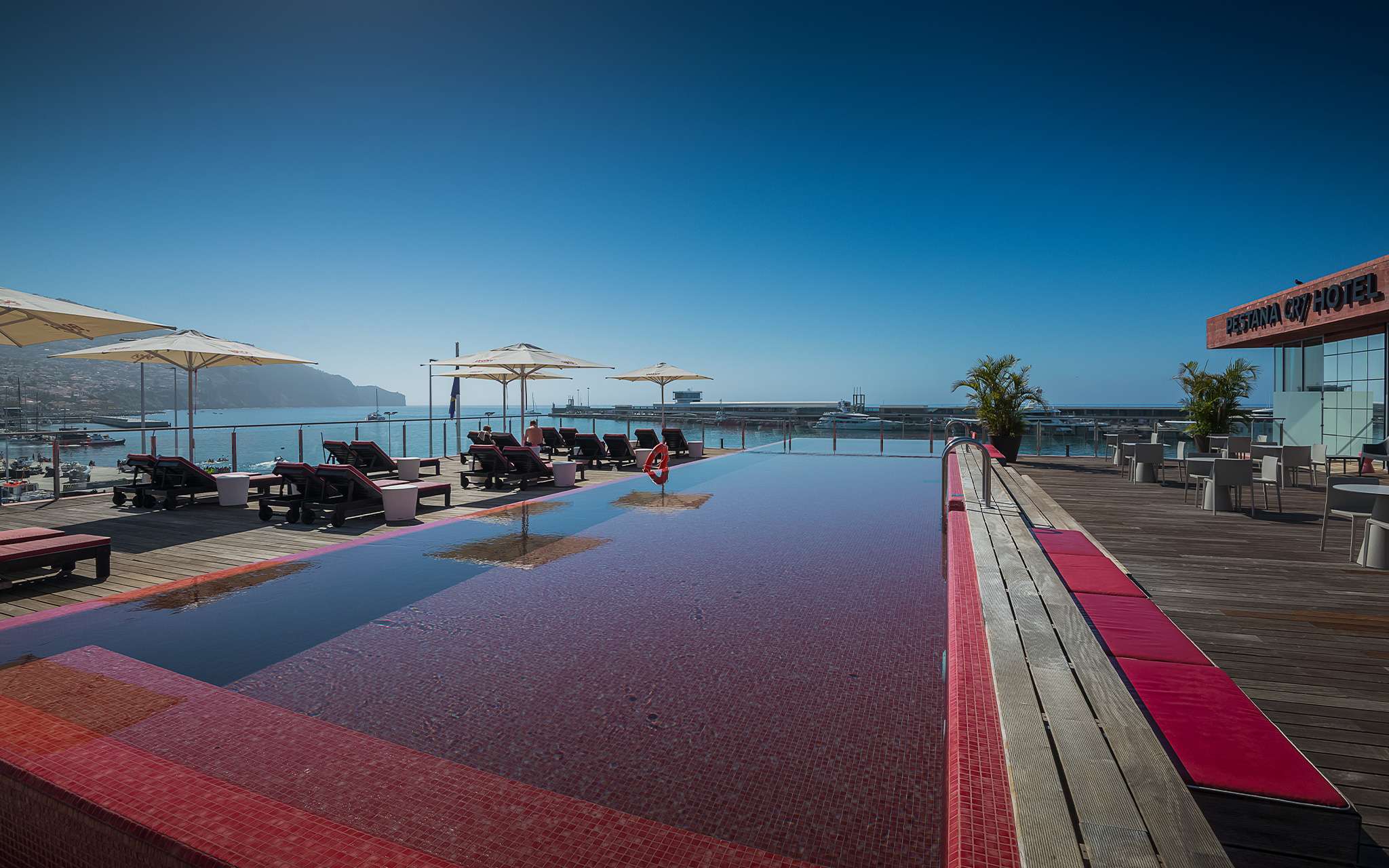 Vista de la piscina rosa hacia el mar, en el hotel de Cristiano Ronaldo, en el centro de Funchal