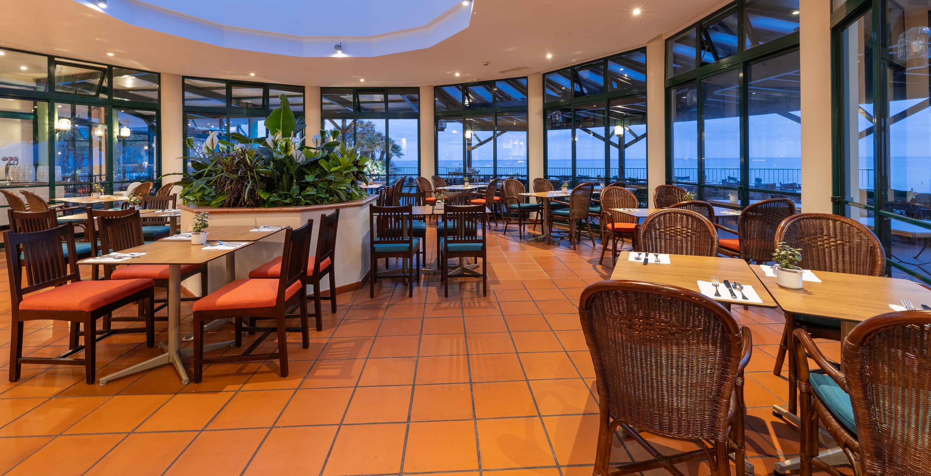 El restaurante Arlequim, del hotel de 5 estrellas en Funchal, Madeira, tiene una vista panorámica a la playa
