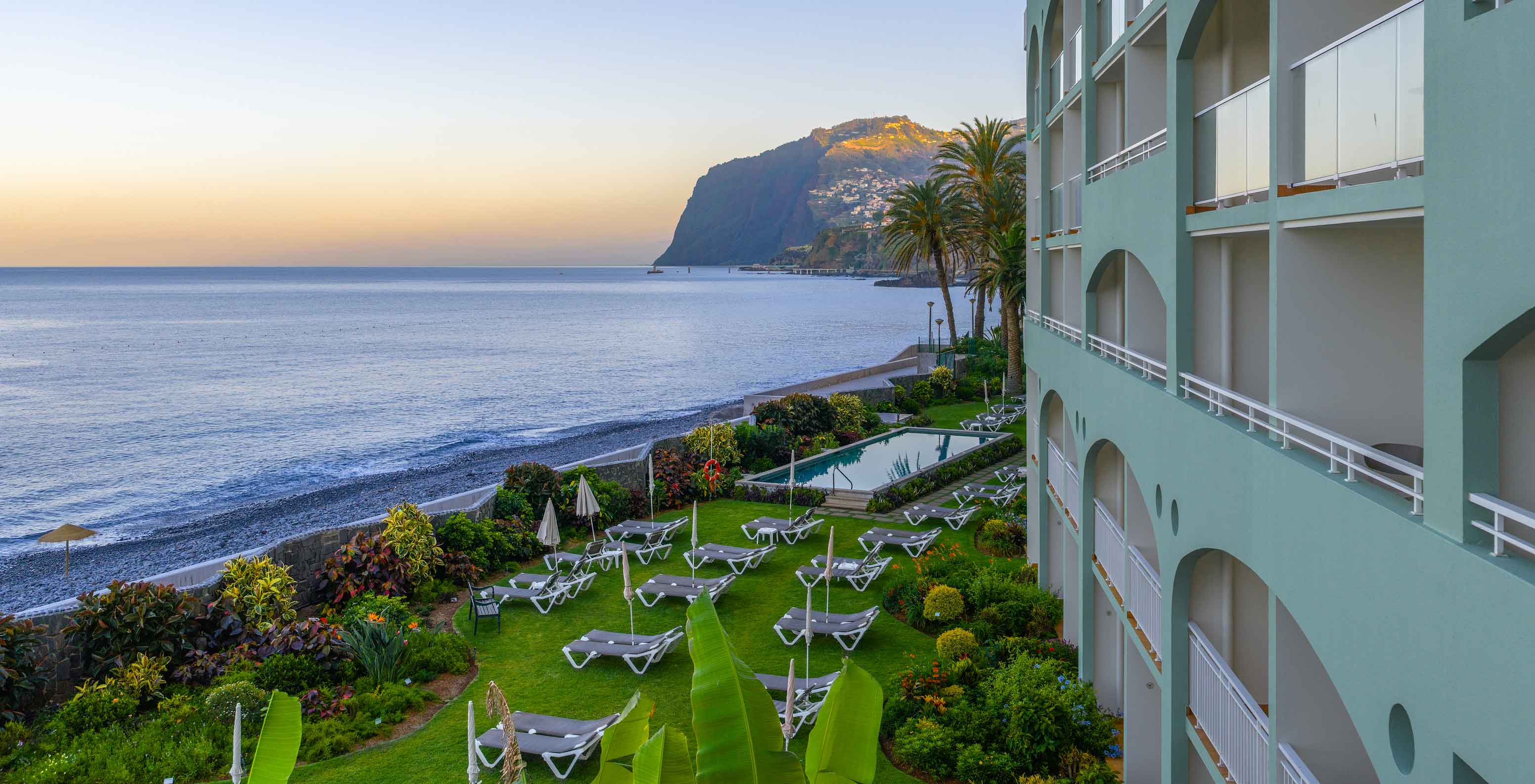 Fachada exterior del Pestana Ocean Bay All Inclusive, el hotel de 5 estrellas en Funchal, Madeira con vista al mar