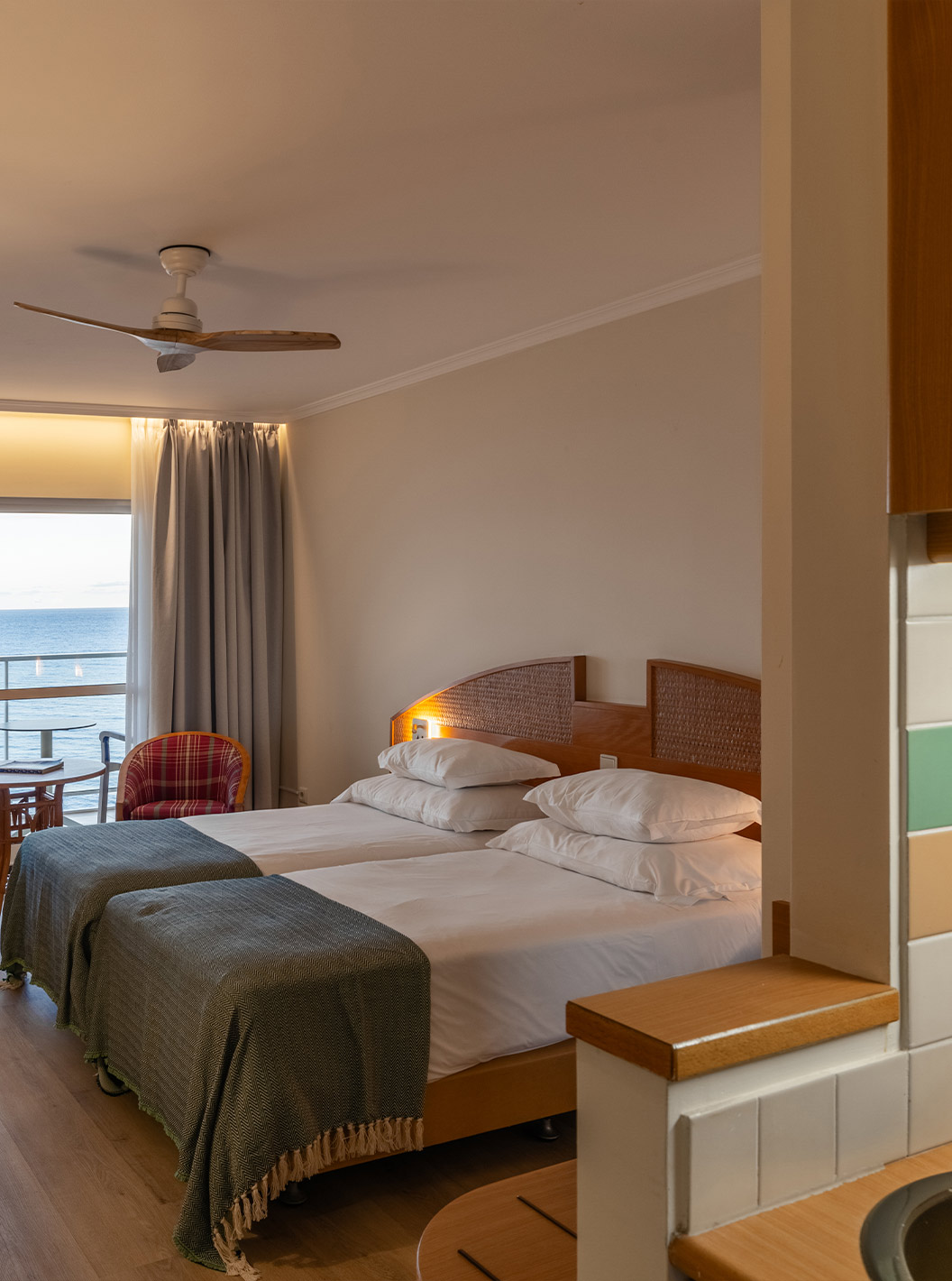 El Superior Sea View del Pestana Ocean Bay All Inclusive tiene una cama doble, mueble de TV, soporte para maletas y espejo