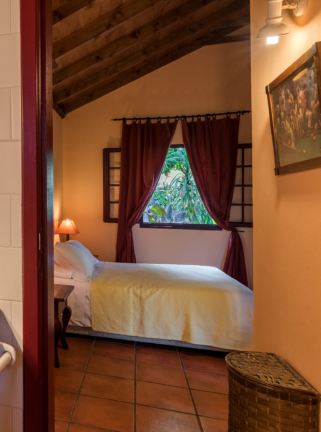 Las Villas del Pestana Quinta do Arco tienen baño con lavabo y la puerta abierta al cuarto con cama de casal