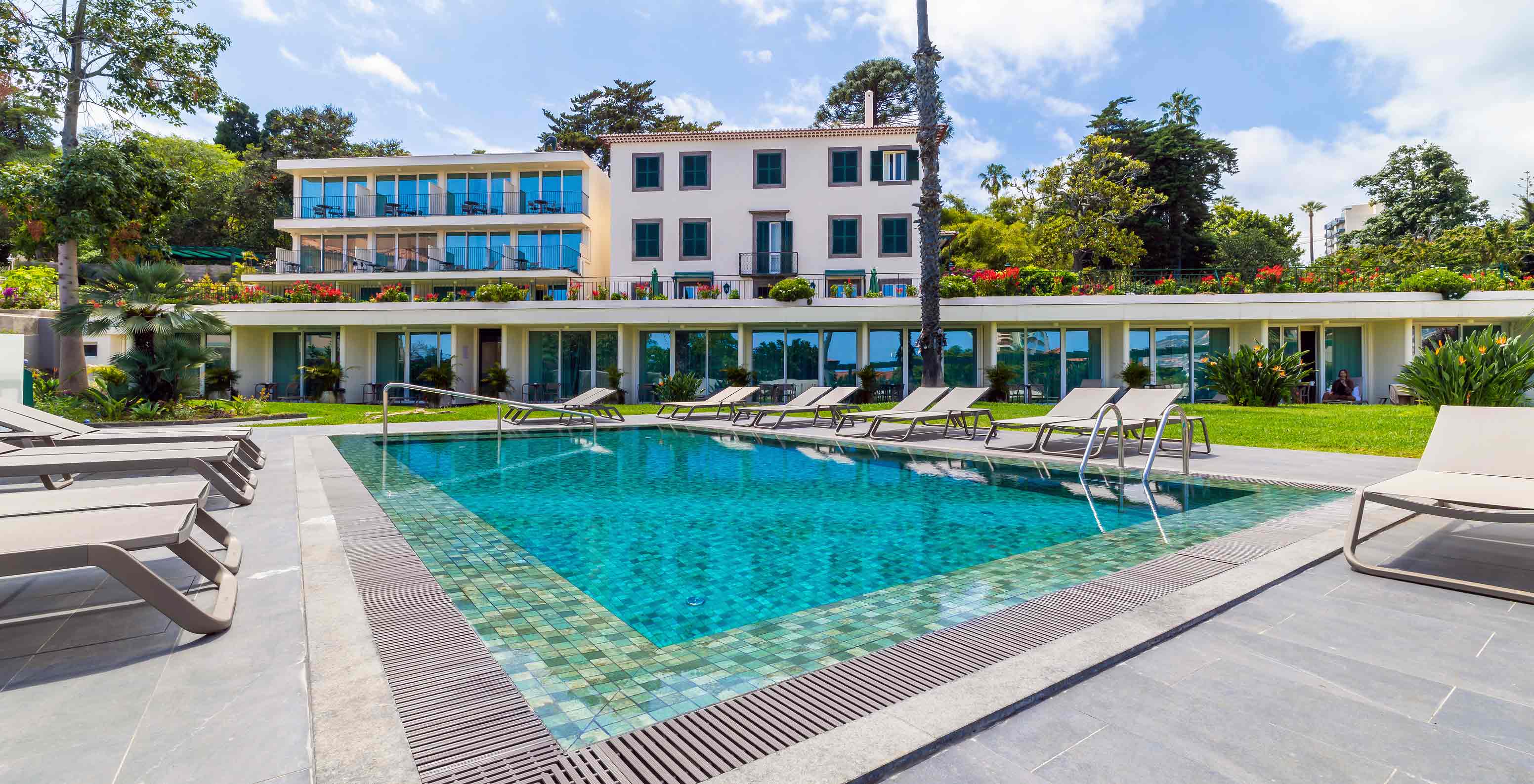 Fachada del Hotel Pestana Quinta Perestrello con vistas a la piscina y a la zona de tumbonas