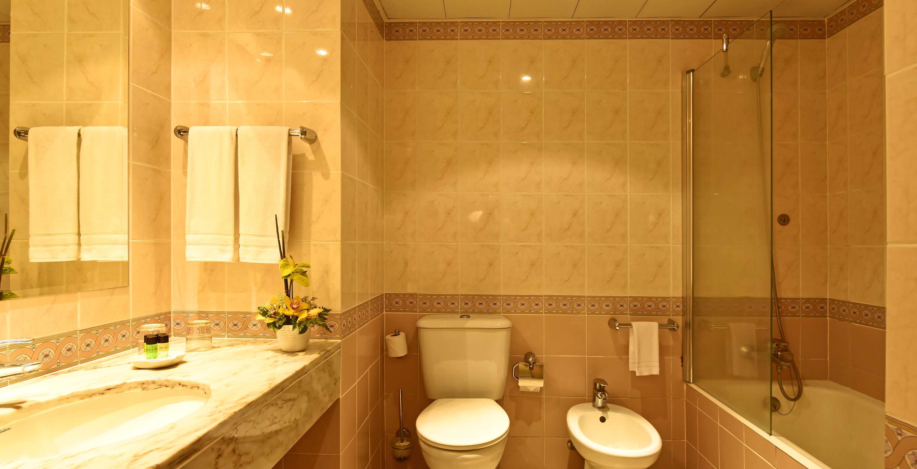 El Studio Classic del Pestana Village tiene un baño con inodoro, bidé, lavabo con espejo y bañera con ducha