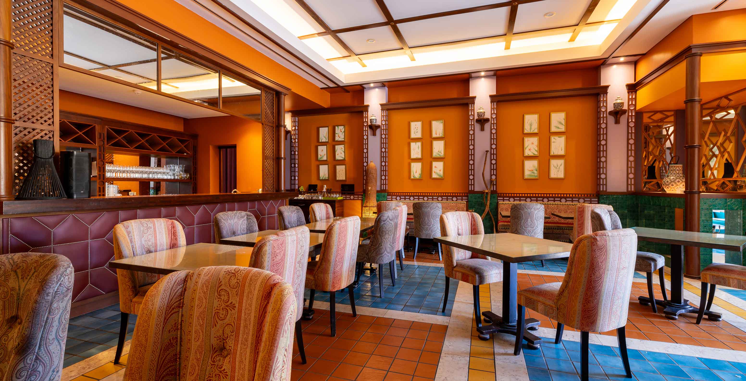 El restaurante Arab Magrebe, del Resort de 5 estrellas en Porto Santo, tiene tonos cálidos y mesas cuadradas. 