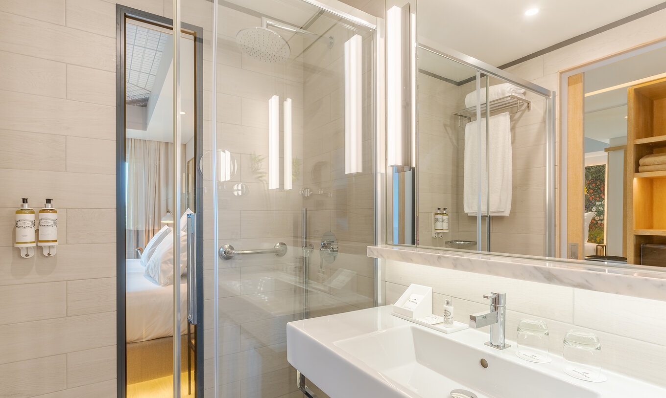 El cuarto Superior del Pestana Douro Riverside cuenta con un baño con lavabo, espejo y ducha