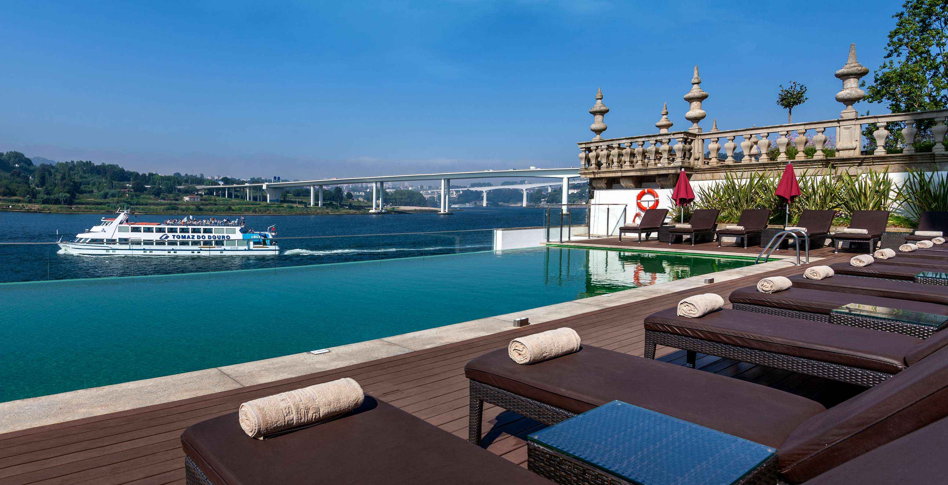 Piscina exterior del Pestana Palácio do Freixo, Hotel en el Río Duero con Spa y Piscina, una piscina infinita y el río Duero