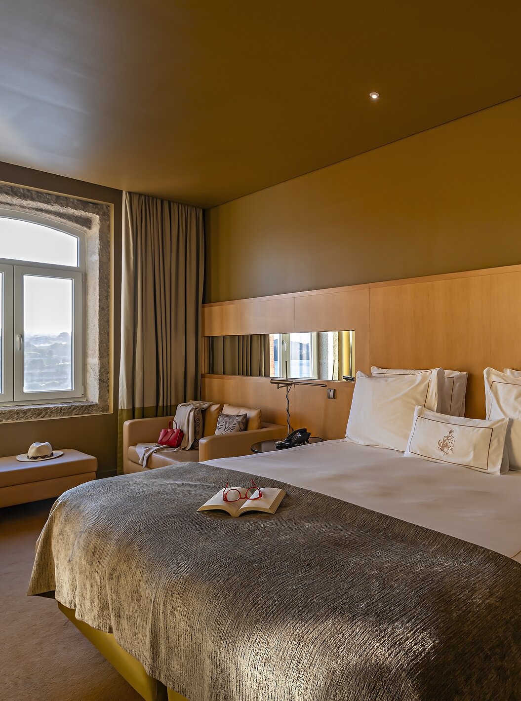 El Executive Superior tiene una cama doble, un sofá y un puff junto a la ventana