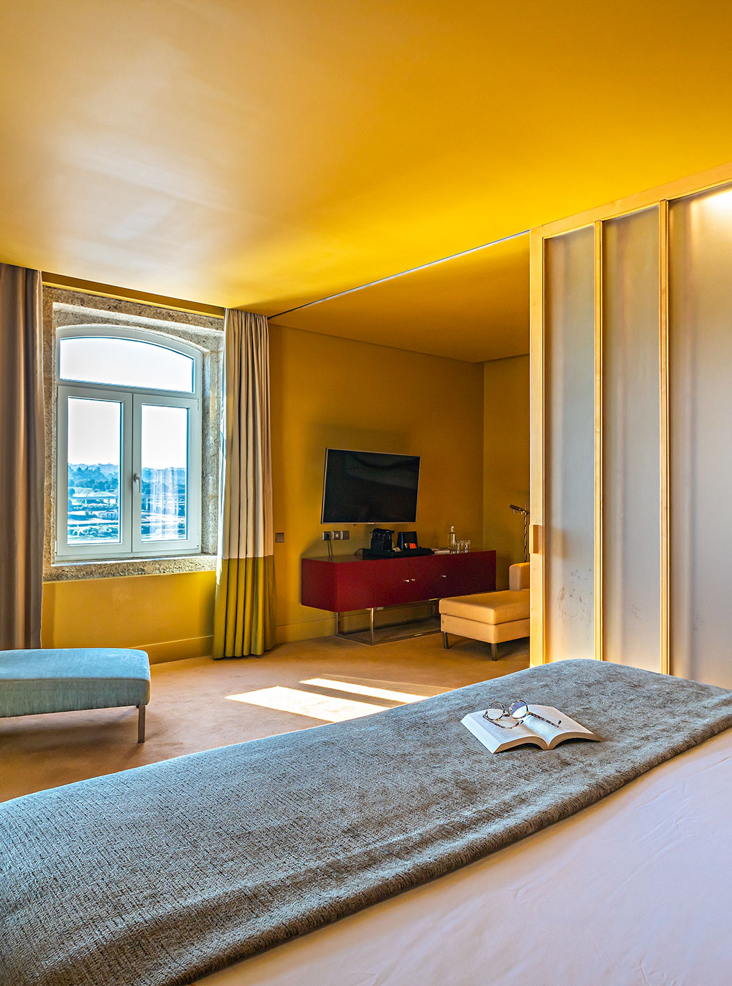 La Standard Suite tiene una cama doble, una chaise-longue y una ventana con vista al río