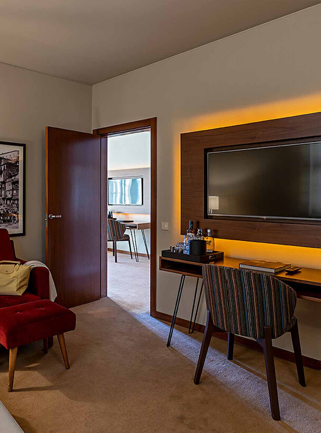 La Suite Grand View del Pestana Vintage Porto tiene una oficina con un escritorio, un sofá y una televisión