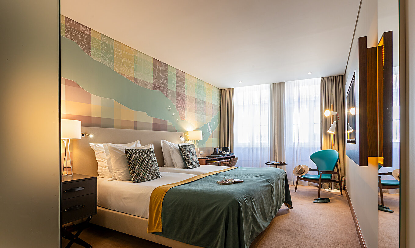 El Superior del Pestana Vintage Porto tiene una cama doble, una silla de apoyo y dos grandes ventanas