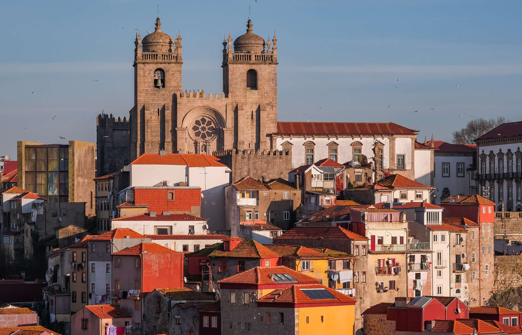 Vista de la Catedral de Oporto sobre Oporto, destacando su arquitectura gótica
