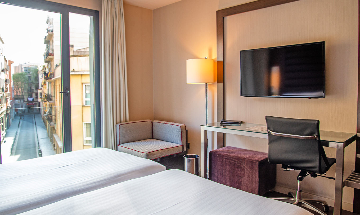 El cuarto Standard del Pestana Arena Barcelona tiene escritorio, televisión y ventana con vista al centro de la ciudad