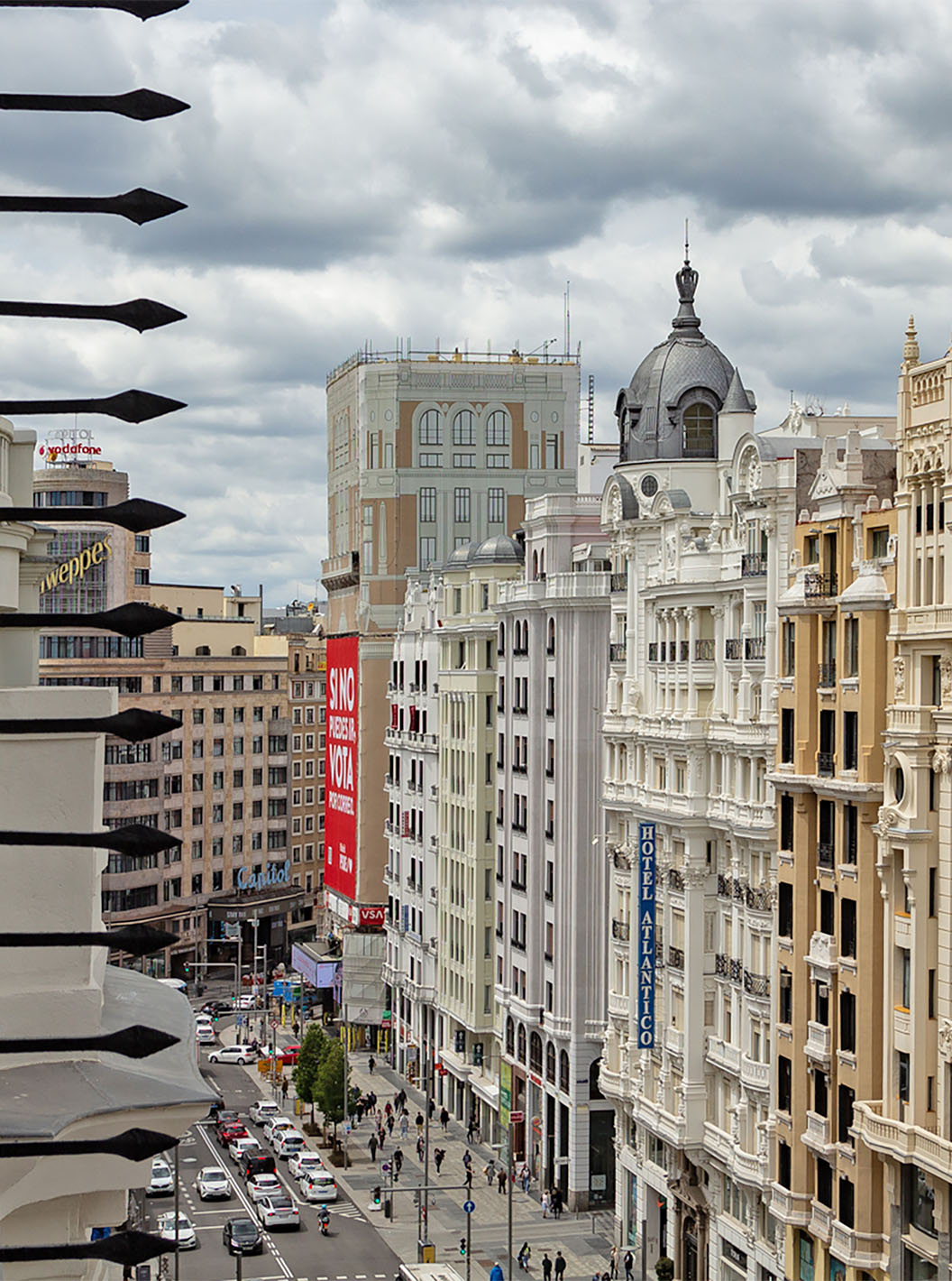 El Deluxe Grand con Vista del Pestana CR7 Gran Vía Madrid tiene vista a la Gran Vía y los edificios, y un balcón negro