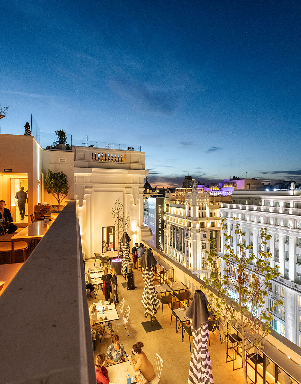 Vista panorámica de la terraza de Pestana CR7 Gran Vía, hacia los edificios icónicos de Gran Vía