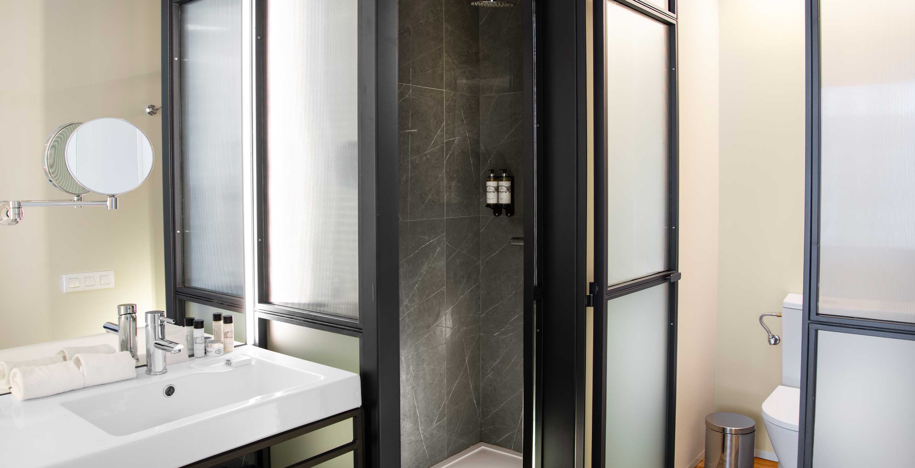 El Superior Plaza Mayor del Pestana Plaza Mayor Madrid tiene baño con lavabo, espejo, ducha y toallas