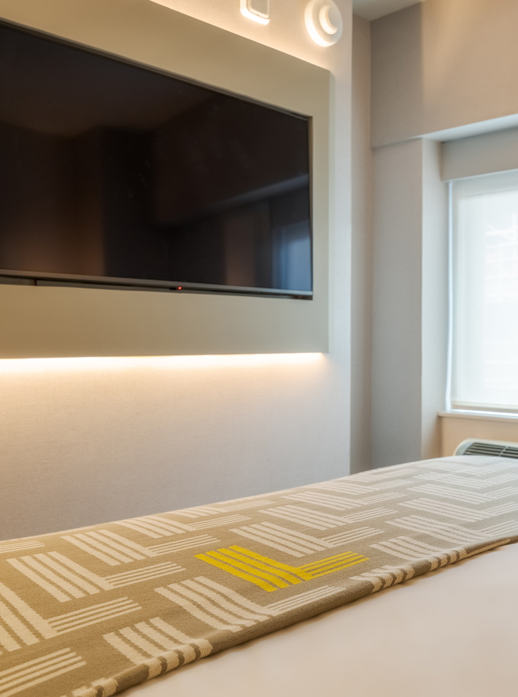 El Comfort del Pestana CR7 Times Square tiene una cama doble con colcha con el número siete, tele y ventana