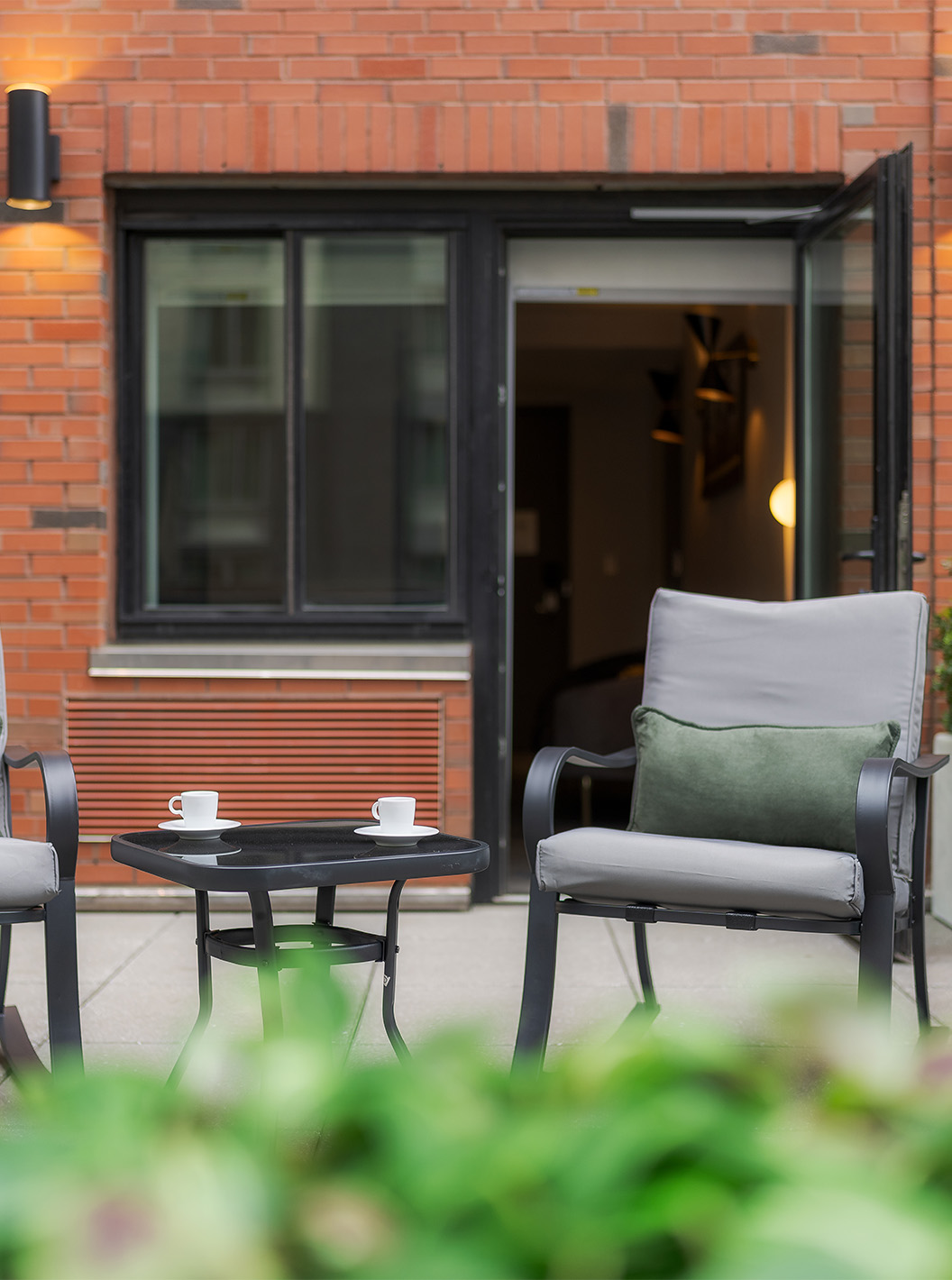 La Suite Junior ADA con Balcón y Vista del Pestana CR7 Times Square tiene un balcón con dos sillas y una mesa