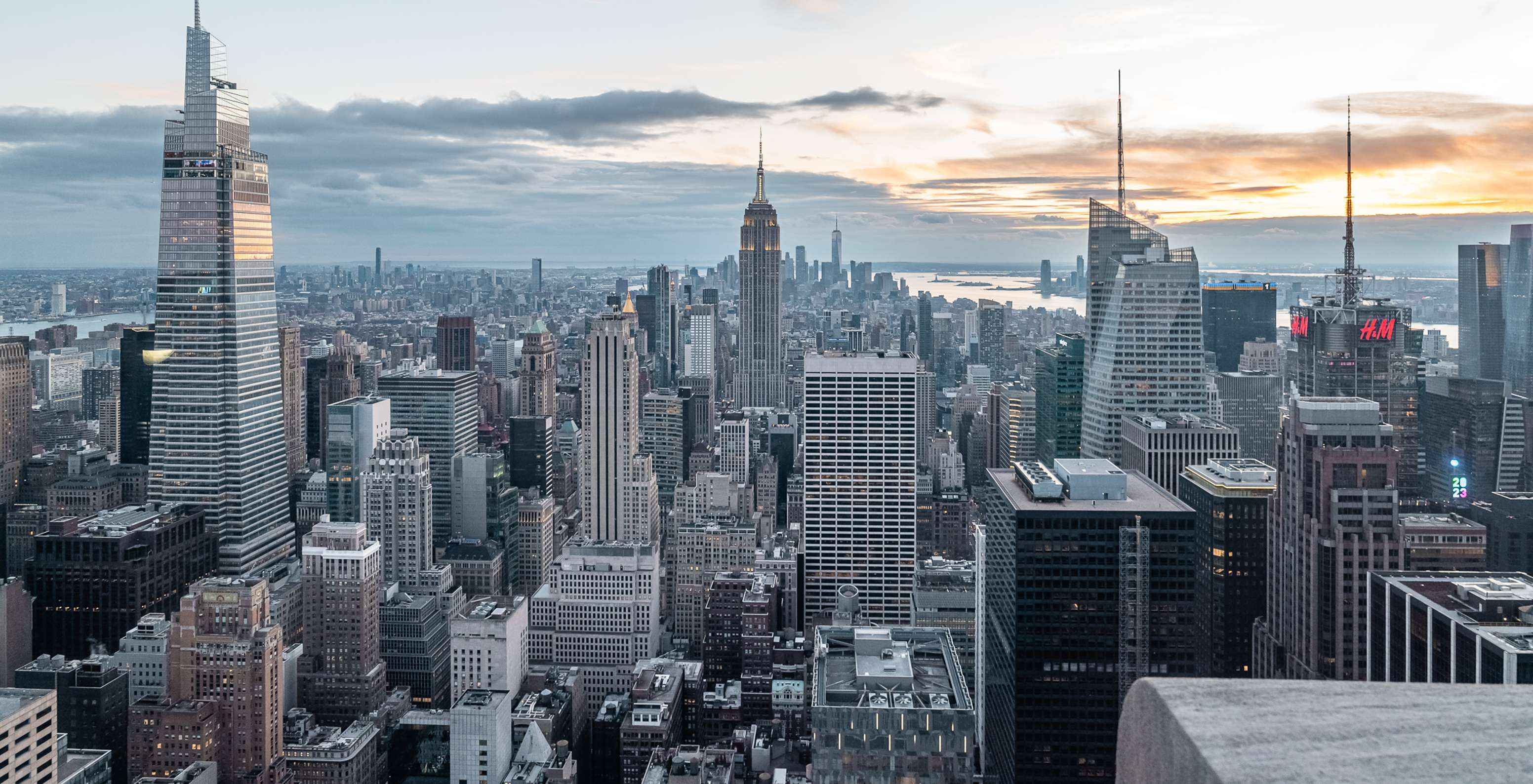 Vista panorámica del horizonte de Manhattan, con el Empire State Building entre los rascacielos