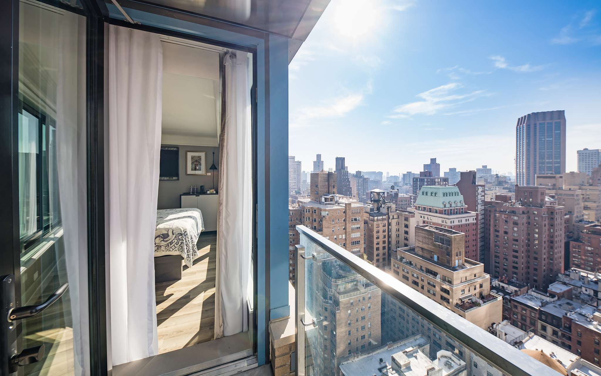 Vista del balcón de la habitación de Pestana Park Avenue hacia la ciudad de Manhattan, en Nueva York, en un día claro