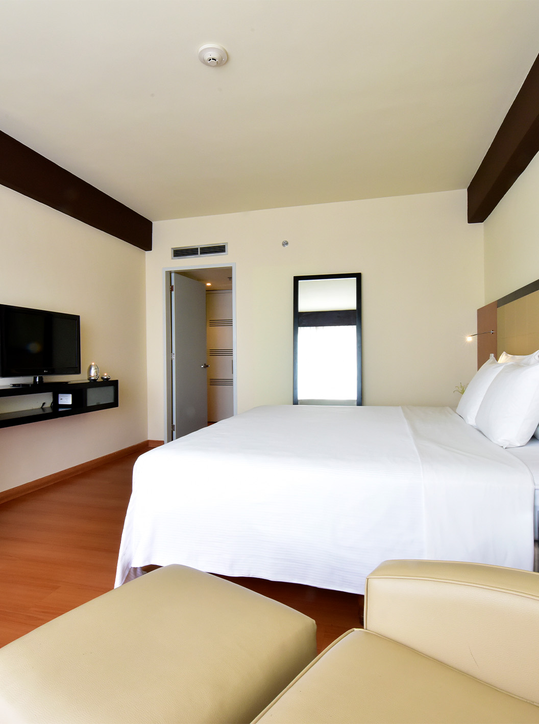 La habitación Twin Superior del Pestana Caracas tiene una cama de matrimonio, un espejo, un escritorio y una butaca