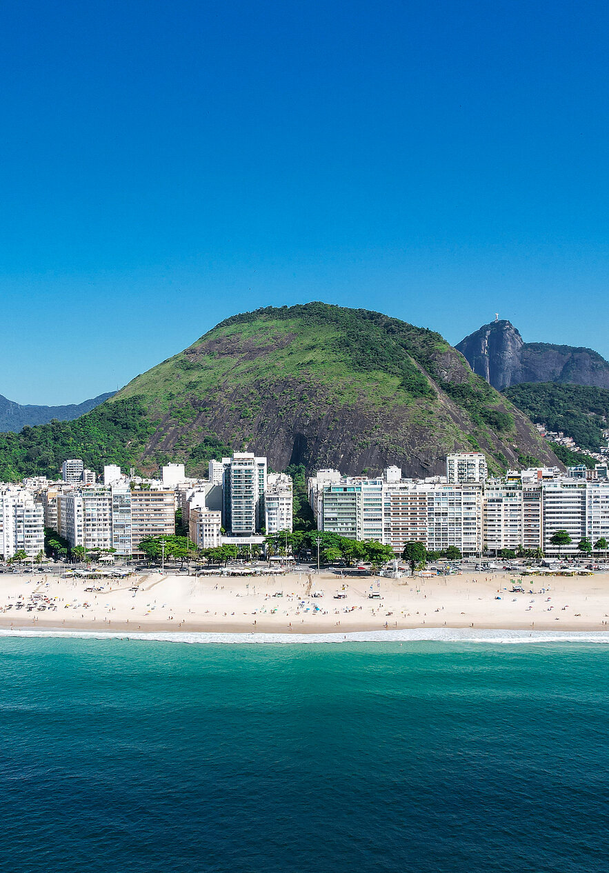 Descubra Brasil, disfrute de playas de arena blanca y aguas cristalinas, y explore la ciudad de Río.