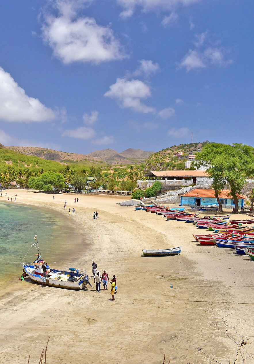 Descubra Cabo Verde, explore playas de arena blanca y aguas cristalinas, y conviva con la población local.