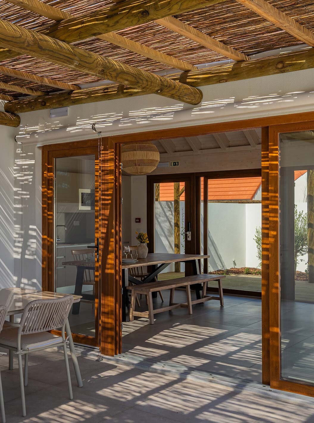 La Premium Green Villa de Pestana Comporta Village Residences tiene un patio cubierto con una mesa que da acceso al interior