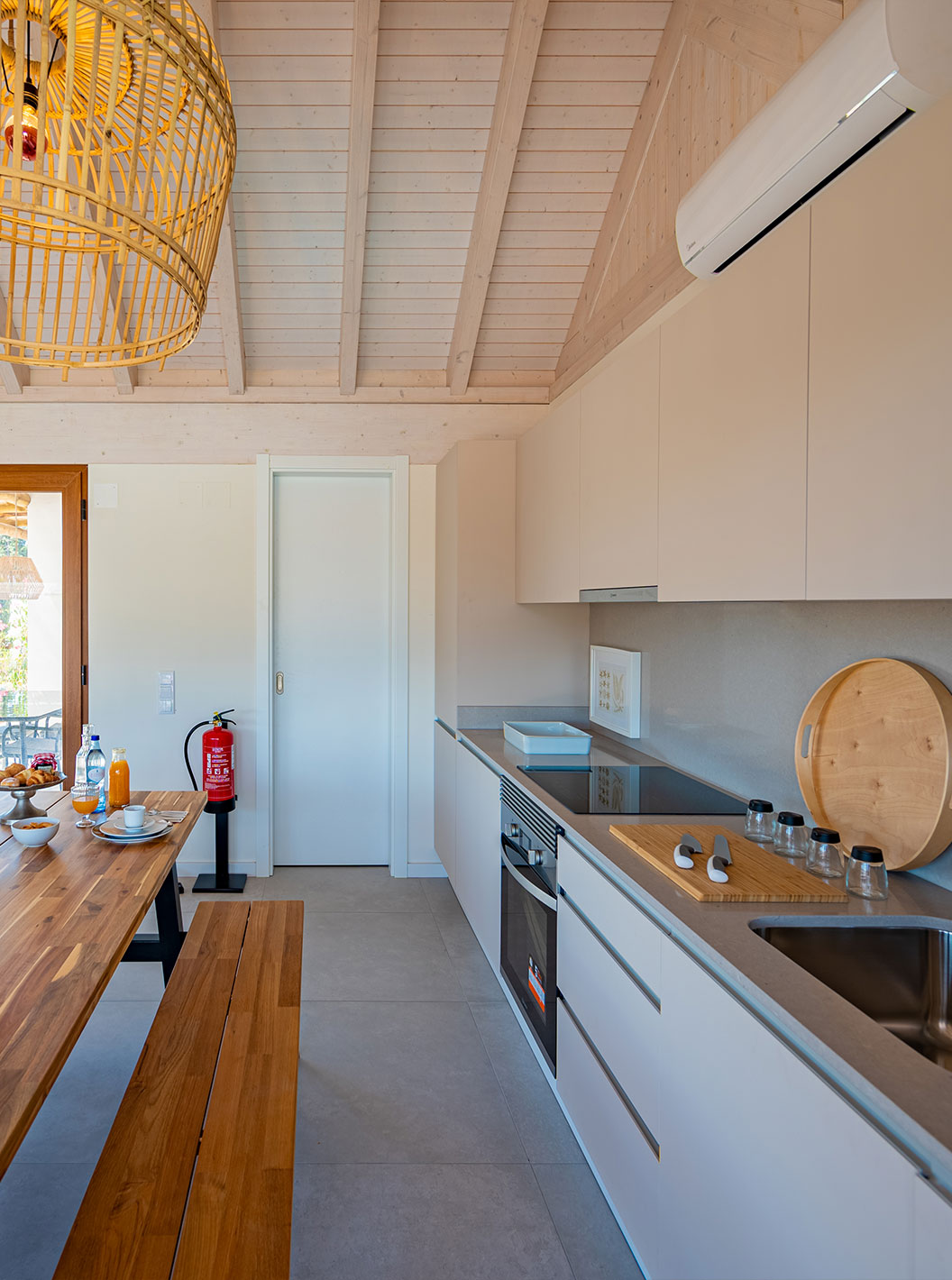 La Standard Green Villa de Pestana Comporta Village Residences tiene una cocina moderna con mesa de madera y horno