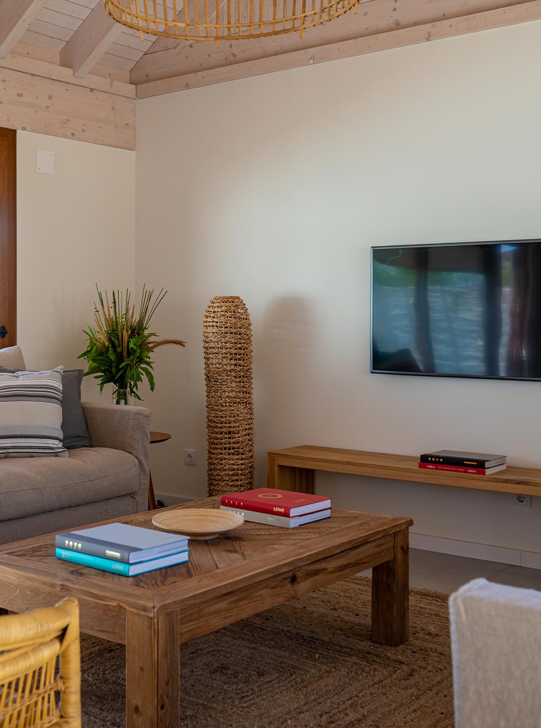 La Standard Green Villa de Pestana Comporta Village Residences tiene una sala de estar con sofá y TV en la pared