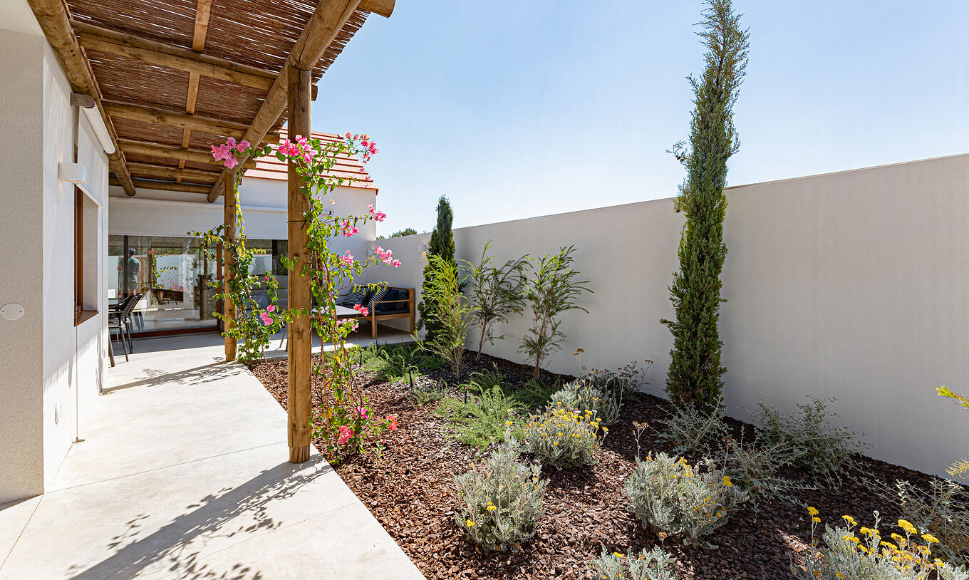 La Villa Standard (2 adultos) de Pestana Comporta Village Residences tiene un jardín con plantas y una pérgola de madera