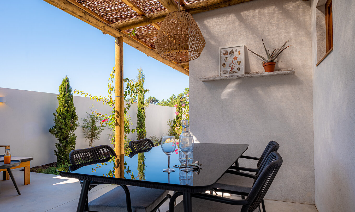 La Standard Villa (2 adultos) de Pestana Comporta Village Residences tiene una mesa de comedor al aire libre bajo una pérgola