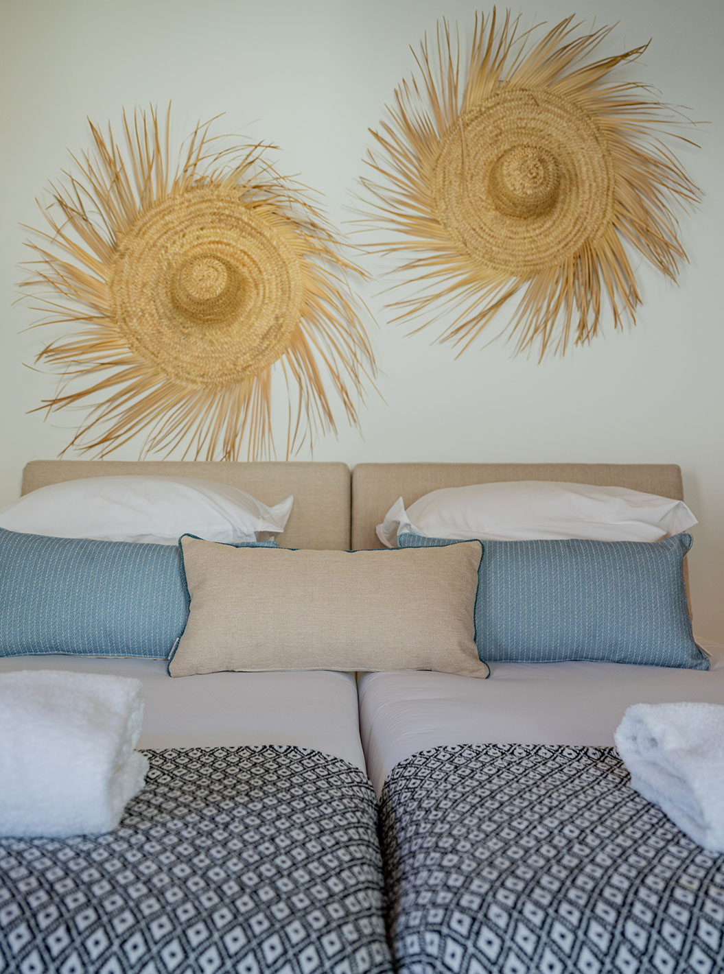 La Standard Villa T2 de Pestana Comporta Village Residences tiene una cama doble con decoración de paja en la pared