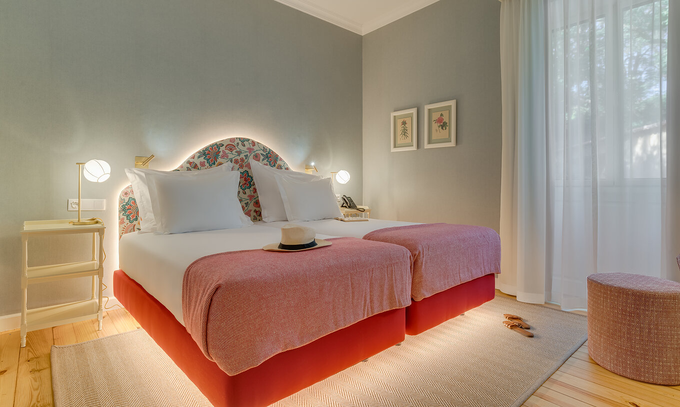El cuarto Clásico del Pestana Quinta Perestrello tiene dos camas individuales y mesita de noche