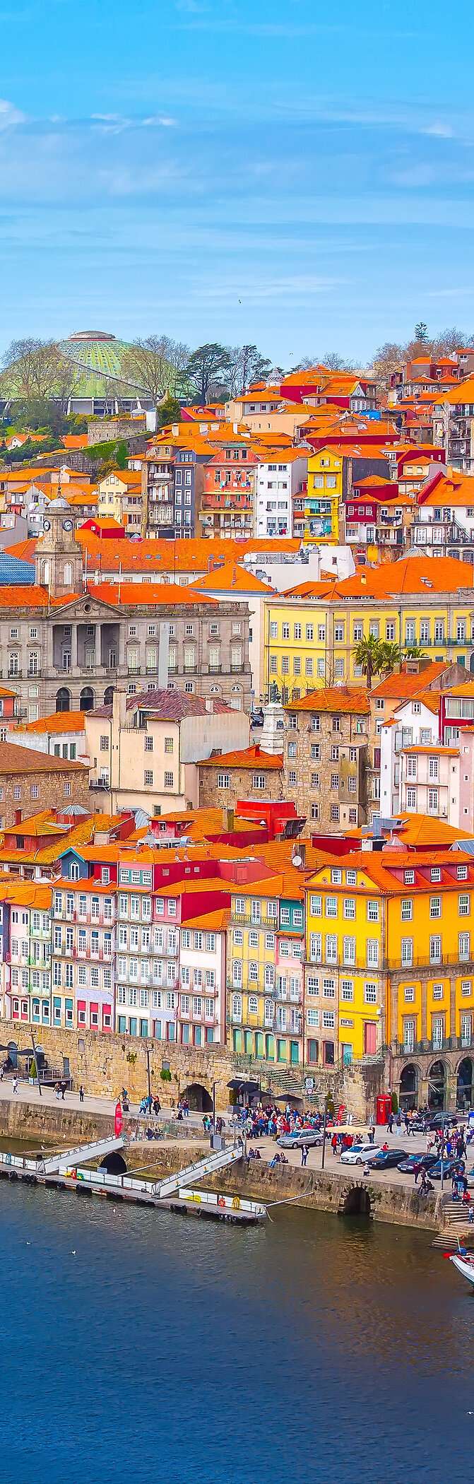 Personas disfrutando de la vista de Ribeiro do Porto, un lugar histórico y turístico sobre el río Duero y Puente Dom Luís I